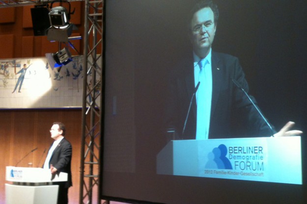 Bundesinnenminister Hans-Peter Friedrich auf dem Berliner Demografie Forum am Rednerpult