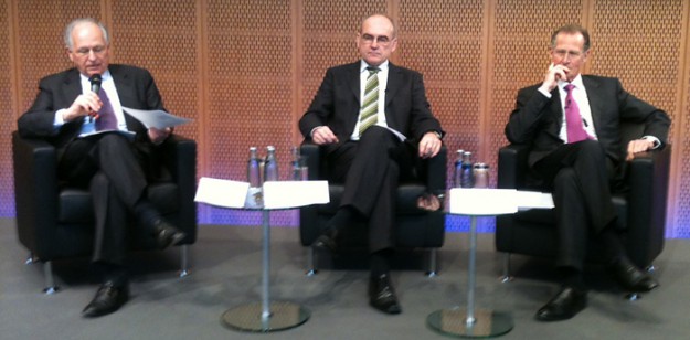 Bert Rürup (68, ganz rechts), Norbert Schneider (Jahrgang 1955) und Moderator Wolfgang Ischinger (65) auf dem Podium des Berliner Demografie Forums