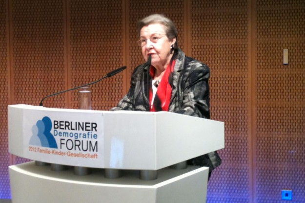 Ursula Lehr auf dem Berliner Demografie Forum am Rednerpult